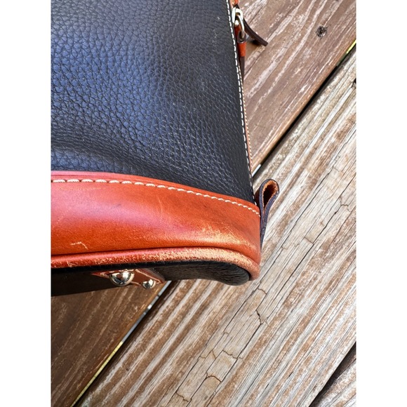 Dooney & Bourke Black British Tan Zip Pebble Grain Leather Dome Handbag - Picture 4 of 11